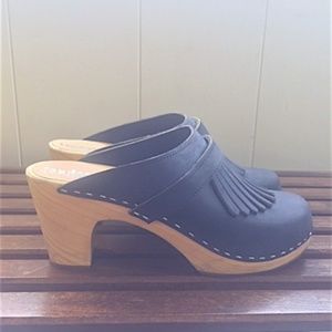 SANDGRENS Navy Clogs with fringe